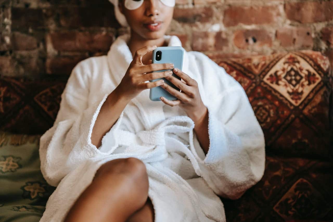 Celular tem muitas bactérias: riscos reais e limpeza 2 celular e bacterias